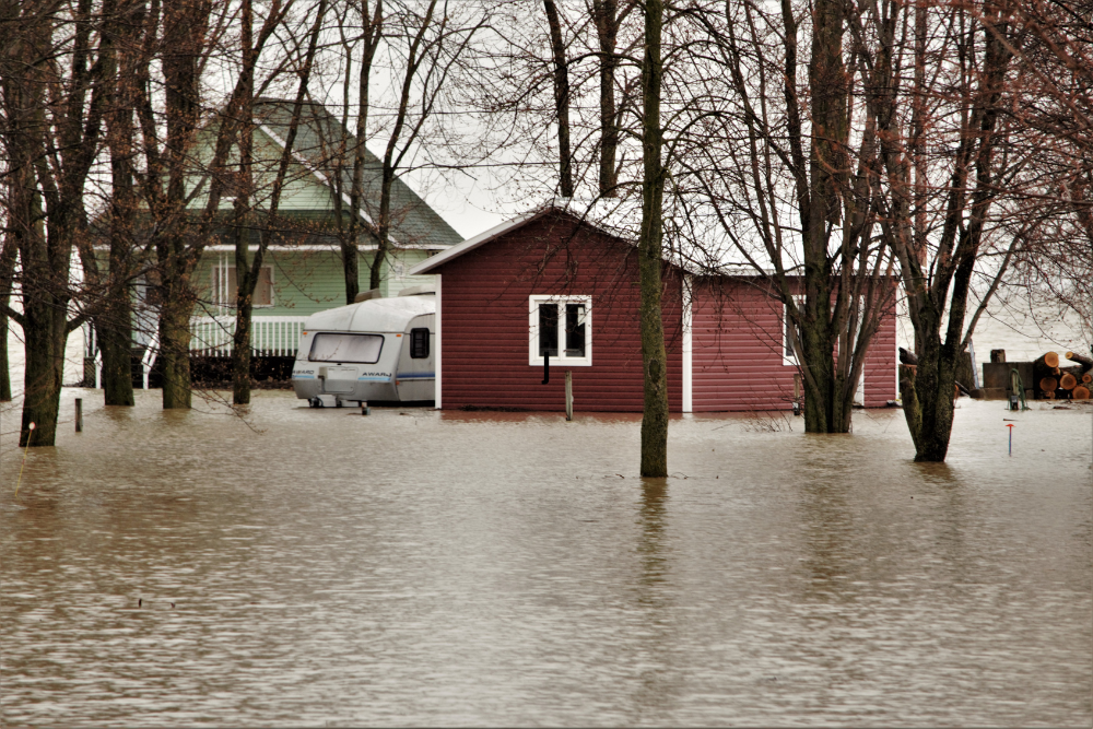 Choosing-the-Right-Storm-Damage-Contractor-in-Michigan-5-Red-Flags-to-Avoid